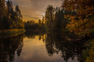 Obraz premium sunset over the river