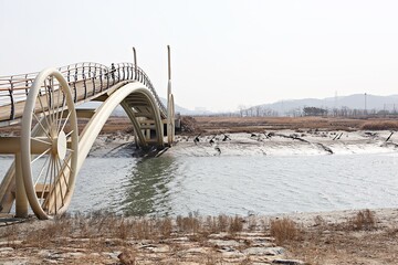 한국의시흥갯골생태공원의미생의다리입니다