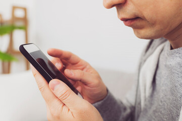 スマートフォンを手に持った男性