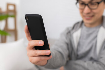 スマートフォンを手に持った男性
