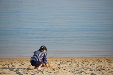 春の海で砂遊びしている可愛い子供 Alone Wall Mural Alo Zheng Qiang 春の海で砂遊びしている可愛い子供 Alone Wall Mural Alo Zheng Qiang