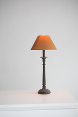 Lampara de sobremesa encendida