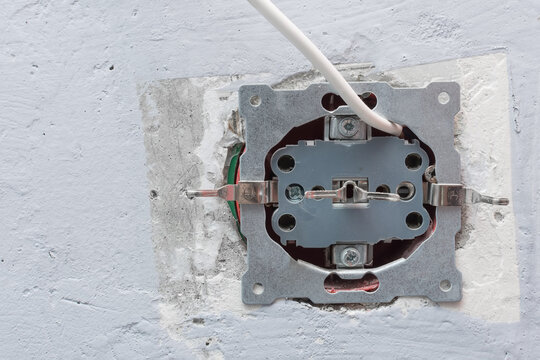 An old electrical outlet with a parallel cable. ..