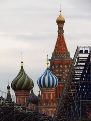Konstrukcje sceny, rusztowania na tle Kremla w Moskwie na Placu Czerwonym, Rosja
