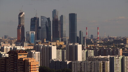 Moskiewskie wieżowce wśród zabudowanego miasta, Rosja