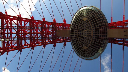 Czerwona metalowa konstrukcja ze szklaną kopulą, Moskwa, Rosja © vofchok