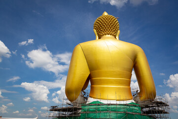 Obraz premium A very large golden Buddha image under construction in a temple in Bangkok.