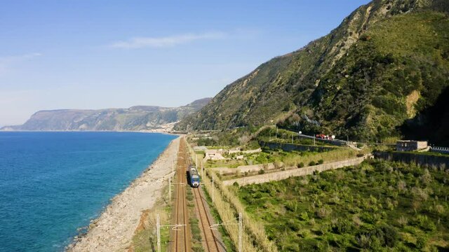 Treno vicino al mare, concetto di viaggi al mare
