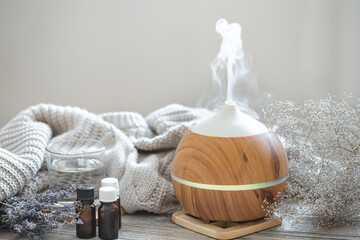 Composition with an air humidifier and a set of aromatic oils.