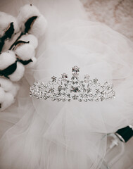 beautiful wedding jewelry for the bride, chic tiara