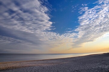 Fototapeta na wymiar plaża nad Bałtykiem o wschodzie słońca