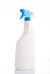 Producto de limpieza en spray desinfectante sobre fondo blanco