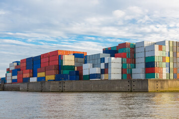 Aufeinander gestapelte Container im Industriehafen 