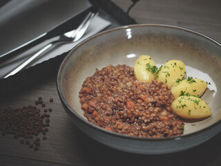 Linsen süss-sauer mit Salzkartoffeln