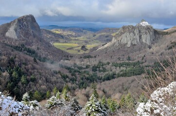 Roches Tuliière (à gauche) et Sanadoire, Auvergne, France