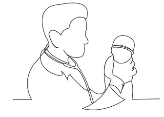 Obraz premium the doctor examines the baby