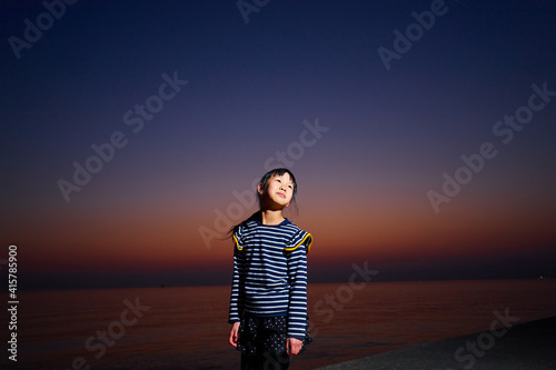 綺麗な海の夕焼けの景色と記念写真を撮る可愛い子供の姿 Wall Mural Zheng Qiang 綺麗な海の夕焼けの景色と記念写真を撮る可愛い子供の姿 Wall Mural Zheng Qiang