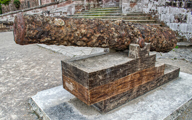 Cañón y antigua pieza de artilleria a la entrada del palacio de Sobrellano de Comillas