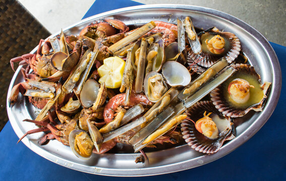 Bandeja de metal con parrillada de marisco en Tazones, Asturias