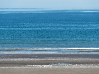Playa de las grutas con el mar de fondo