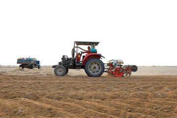 Obraz premium Farmers drive agricultural machinery to plant sweet potatoes in the fields.
