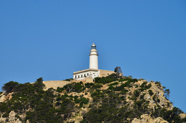Fototapeta na wymiar Lighthouse on edge of cliff