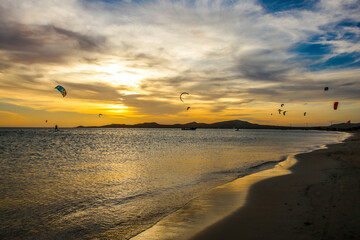 Obraz premium Kitesurfing session in the sunset in lagoon in Colombia 