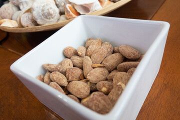 Bol de almendras tostadas con sal