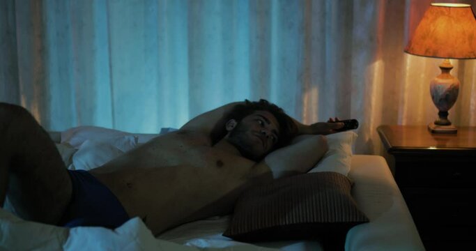 Ragazzo guarda la tv in camera da letto