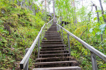 Obraz premium wooden stairs along the rocks