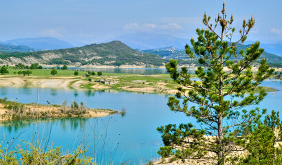 Fototapeta na wymiar Lac de barrage de Mediano, Aragon, Espagne