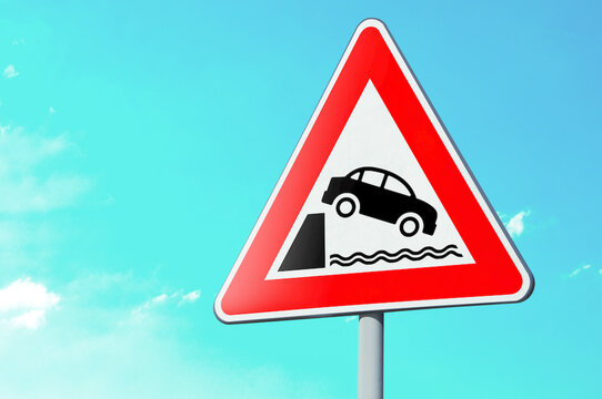 Segnale stradale triangolare di pericolo: Sbocco su molo o argine.