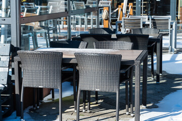 Tische und Stühle eines Restaurants im Winter