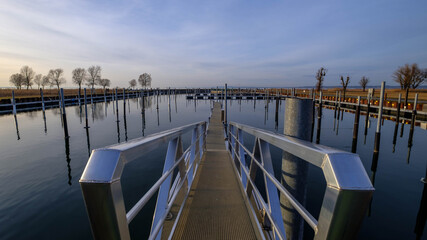 Obraz premium Steg zum leeren Bootshafen