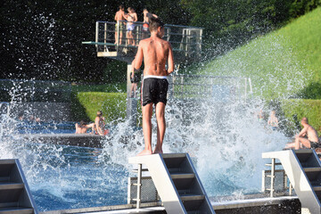 Badespaß und Springen m Freibad Laakirchen, Österreich, Europa - Bathing fun and jumping at the...