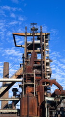 Fototapeta na wymiar Stillgelegte Industrieanlage mit verrosteten Rohren im Ruhrgebiet