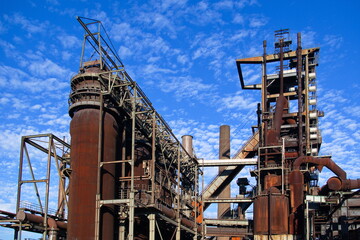 Fototapeta na wymiar Stillgelegte Industrieanlage in Dortmund vor blauem Himmel im Ruhrgebiet