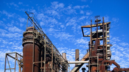 Fototapeta na wymiar Stillgelegte Industrieanlage in Dortmund vor blauem Himmel im Ruhrgebiet