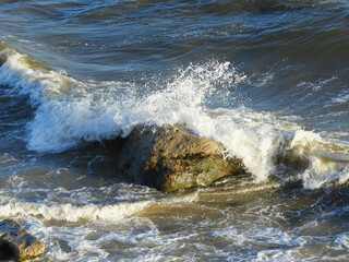 piedras en las playas donde golpea el mar