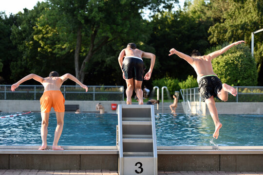 Badespa&szlig; und Springen m Freibad Laakirchen, &Ouml;sterreich, Europa - Bathing fun and jumping at the outdoor pool in Laakirchen, Austria, Europe