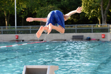 Badespaß und Springen m Freibad Laakirchen, Österreich, Europa - Bathing fun and jumping at the outdoor pool in Laakirchen, Austria, Europe © Spitzi-Foto