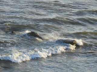 Fototapeta premium piedras en las playas donde golpea el mar