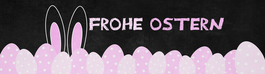 Ostern Hintergrund Panorama Banner Grußkarte - Viele bunte bemalte Ostereier in rosa pastell und Osternhasenohren isoliert auf schwarzer Tafel Textur