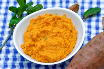 Sweet, mashed potatoes with mint 