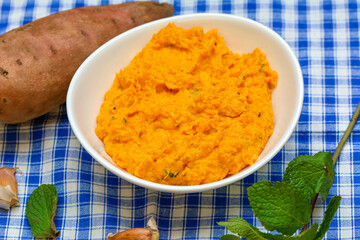 Sweet, mashed potatoes with mint 