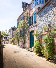 Fototapeta na wymiar Ruelle à Veules les roses, Maisons Normandes en briques et silex, Seine-Maritime, Normandie