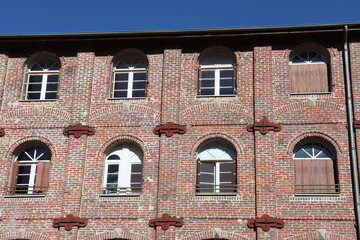 Anciens logements ouvriers transformés en immeuble d'habitation moderne, ville de Pont Salomon, département de la Haute Loire, France