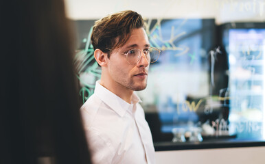 Obraz premium Serious man looking away during business meeting