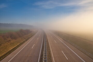 Landscahft mit Autobahn im Nebel