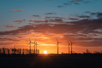 Fototapeta na wymiar Sonnenaufgang mit Windrädern